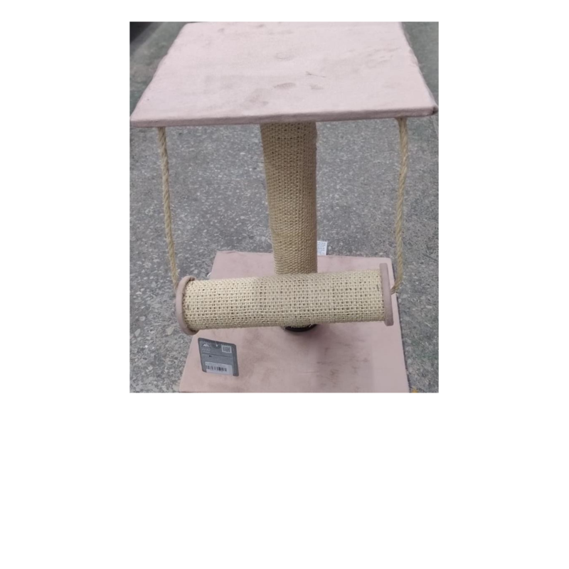 Arranhador com balanço.